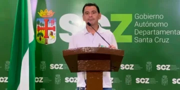 Conferencia de prensa de Carlos Hurtado, jefe de Epidemiología del Sedes de Santa Cruz. FOTO: Sedes