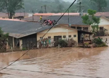 Las lluvias dejan 34 personas fallecidas, 13 desaparecidas y más de 132.000 familias afectadas. FOTO: Diario digital El Torno