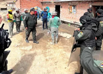 La Policía llega al lugar para trasladar a los posible jukus a la FELCC. (Foto: El Potosí)