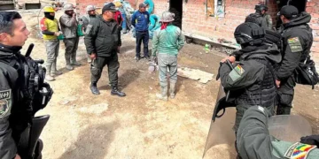 La Policía llega al lugar para trasladar a los posible jukus a la FELCC. (Foto: El Potosí)