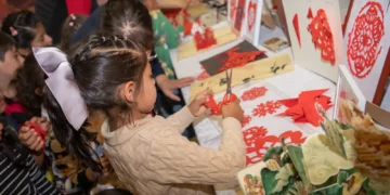 Los estudiantes de primaria del colegio Calvert de La Paz participan del Festival de Faroles. FOTO: La Razón