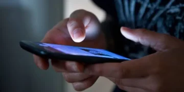 Imagen referencial del uso de redes sociales en un celular vinculado a delitos digitales.