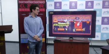 El cochabambino Iván Arandia presentó el videojuego 'El Salar'. FOTO: GAMC