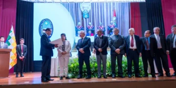La rectora de la UMSA, María Eugenia García, docentes y estudiantes reciben los certificados. FOTO UMSA