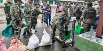 Agentes de la FELCN pesan la droga decomisada. (Foto: FELCN)