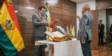 El presidente de Diputados, Roberto Julio Castro, posesiona a Heby Ponce de León como vocal del TED Tarija. (Foto: Diputados)