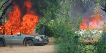 Los vehículos incendiados de la Aduana Nacional (Foto: Aduana)