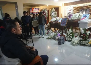 El vicepresidente Edmand Lara llega hasta el velorio de la familia que perdió a ocho miembros.