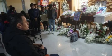 El vicepresidente Edmand Lara llega hasta el velorio de la familia que perdió a ocho miembros.
