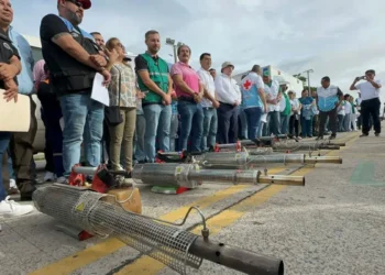 Funcionarios de varias instituciones participan en la minga en Santa Cruz. FOTO: SEDES