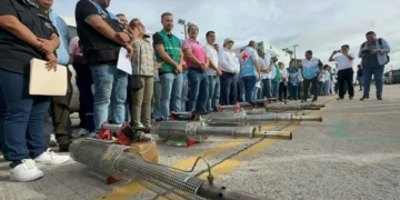 Funcionarios de varias instituciones participan en la minga en Santa Cruz. FOTO: SEDES