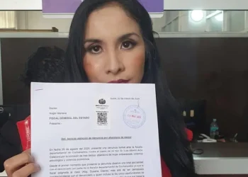 Brenda Lafuente muestra la demanda presentada/RRSS