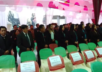 Las sillas destinadas a los ministros de Estado quedaron vacías. FOTO: ERBOL
