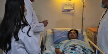 Un herido en el accidente aéreo es visitado por el vicepresidente Edmand Lara. FOTO: Vicepresidencia