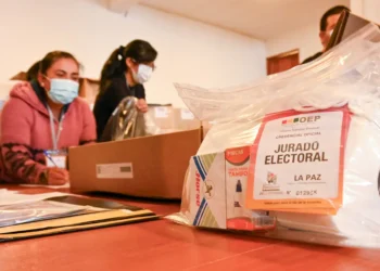 Armado de las maletas electorales. (TED La Paz)