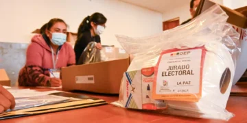 Armado de las maletas electorales. (TED La Paz)