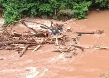 La camioneta fue sepultada y luego arrastrada por la corriente del río. FOTO: Leo Estrada
