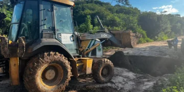 Un tractor trabaja en uno de los caminos de una de las provincias en Santa Cruz.