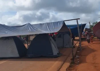 Persiste el bloqueo por demandas sociales en el sub-tramo Cobija – Porvenir. (Foto: ABC)