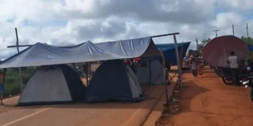 Persiste el bloqueo por demandas sociales en el sub-tramo Cobija – Porvenir. (Foto: ABC)