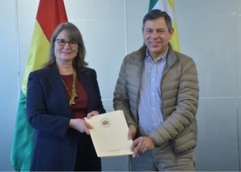 La coordinadora residente de Naciones Unidas en Bolivia, Anna Martinent-Pont, y el presidente del Senado, Diego Ávila. (Foto: Senado).