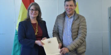 La coordinadora residente de Naciones Unidas en Bolivia, Anna Martinent-Pont, y el presidente del Senado, Diego Ávila. (Foto: Senado).
