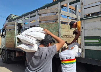 Personal de Defensa Civil entrega víveres en el municipio de Arani. (Foto: Defensa Civil)