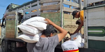 Personal de Defensa Civil entrega víveres en el municipio de Arani. (Foto: Defensa Civil)