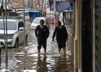 Estudiantes caminan en medio del agua. FOTO: MC Noticias