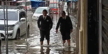 Estudiantes caminan en medio del agua. FOTO: MC Noticias