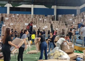 Armado de las maletas electorales. (TED Santa Cruz)
