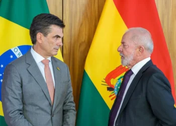 El presidente Rodrigo Paz y su homólogo brasileño Luiz Inácio Lula da Silva. (Foto: Min. de Defensa)