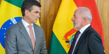 El presidente Rodrigo Paz y su homólogo brasileño Luiz Inácio Lula da Silva. (Foto: Min. de Defensa)
