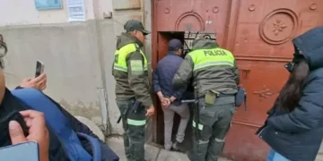 Un hombre es ingresado a la cárcel de San Pedro de La Paz. FOTO: ERBOL