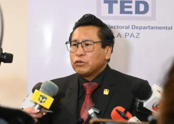 El vocal del TSE, Ramiro Canedo, es entrevistado por la prensa.