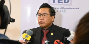 El vocal del TSE, Ramiro Canedo, es entrevistado por la prensa.