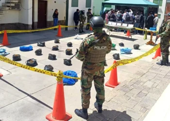Un agente policial resguarda la droga decomisada. (Foto: FELCN)