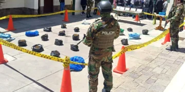 Un agente policial resguarda la droga decomisada. (Foto: FELCN)