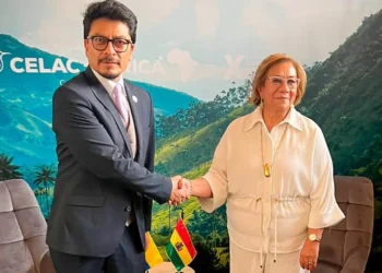 EL canciller Fernando Aramayo y su homóloga de Colombia, Rosa Yolanda Villavicencio. (Foto: Cancillería)