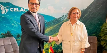 EL canciller Fernando Aramayo y su homóloga de Colombia, Rosa Yolanda Villavicencio. (Foto: Cancillería)