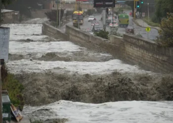 La lluvia de este martes ocasionó la crecida de los ríos de La Paz. FOTO: GAMLP