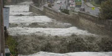 La lluvia de este martes ocasionó la crecida de los ríos de La Paz. FOTO: GAMLP