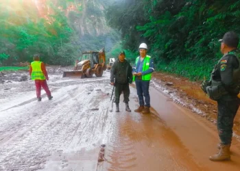 Maquinaria trabaja en la carretera antigua Santa Cruz - Cochabamba. (Foto: ABC)