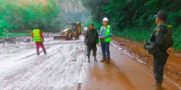Maquinaria trabaja en la carretera antigua Santa Cruz - Cochabamba. (Foto: ABC)