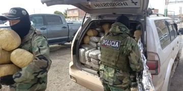 Agentes antinarcóticos trasladan la draga incautada. (Foto: FELCN)