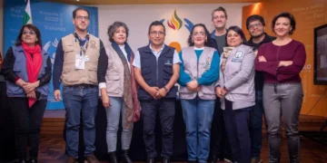 El defensor del Pueblo, Pedro Callisaya, juntos  a los representantes de las misiones de observación electoral. (Foto: Defensoría)