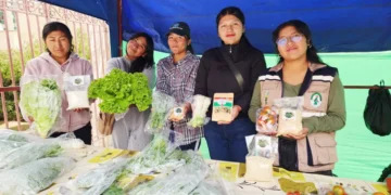 Estudiantes de la UMSA ofrecen alimentos saludables. FOTO: UMSA