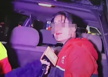 Una periodista de El Alto fue atacada con piedras por una turba tras el accidente aéreo. FOTO: Captura Red Uno