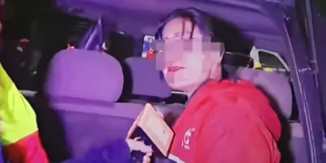 Una periodista de El Alto fue atacada con piedras por una turba tras el accidente aéreo. FOTO: Captura Red Uno