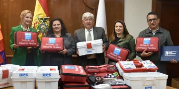 Representantes de la OPS entregan botiquines a la ministra de Salud, Marcela Flores. FOTO: Ministerio de Salud